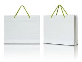 weiße Papiereinkaufstasche auf weißem Hintergrund foto