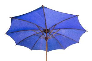 blauer Regenschirm getrennt auf Weiß mit Beschneidungspfad foto
