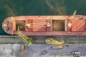 Draufsicht von der Drohne eines großen Schiffes, das Getreide für den Export lädt. Wassertransport foto