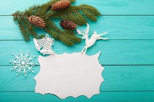 Rahmen aus Tannenzapfen auf einem Weihnachtsbaum auf blauem Hintergrund aus Holz. Ansicht von oben foto