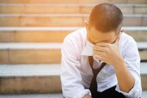 arbeitslose menschen krise verzweiflung und stress menschen kompression im büro fühlen sich stressig können keine entscheidung treffen arbeitslos oder depressionssituation stress verursacht psychische probleme stress und arbeitslosigkeit konzept. foto