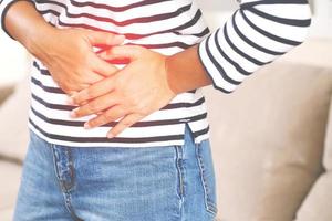 Frau mit Bauchschmerzen oder Menstruationsschmerzen. leiden unter Bauch. Menstruationsbeschwerden. gesundheitswesen und medizin, gynäkologiekonzept. foto