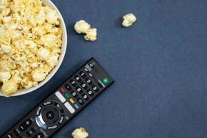 Remote-TV mit Popcorn zum Ansehen von Filmen foto