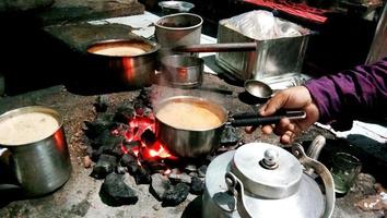 Teezubereitung im brennenden Dorfteeladen foto