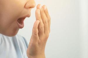 Frauen haben Mundgeruch, der durch geschwollenes Zahnfleisch verursacht wird. foto