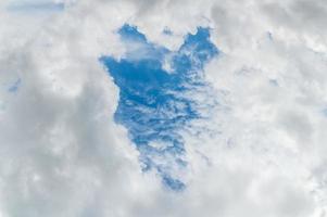 schöne weiße flauschige wolken im blauen himmel. Naturhintergrund aus weißen Wolken an sonnigen Tagen foto