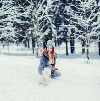 schöne junge Frau, die an einem Wintertag spielt foto