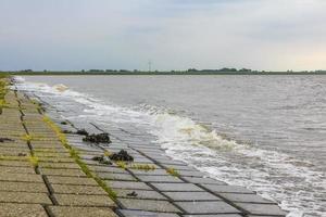 deich deich watt wellen landschaft nordseeküste nordenham deutschland. foto