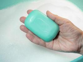 Händewaschen. Seife in der Hand. Grüne Seife. foto