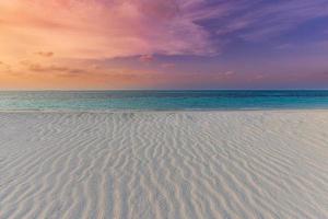 traum sonnenuntergang ruhig meer ufer. küste der tropischen strandlandschaft, exotischer ozeanhorizont, entspannende inspirierende, motivierende naturlandschaftlich mit buntem himmel, nahsand. ruhiger Sommer im Freien szenisch foto