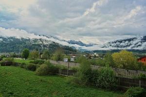 blick auf den hof des hauses vom balkon am berg österreich. foto