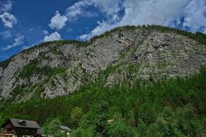 malerischer blick auf den felsen im hallstätter bergdorf in den österreichischen alpen, salzkammergut. foto
