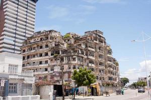 fortaleza ceara, brasilien, 13. september 2022 ein altes verlassenes gebäude im meireles-viertel in fortaleza in der nähe von iracema beach foto