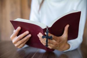 frauen, die die heilige bibel lesen, ein buch lesen, auf der heiligen bibel beten. foto