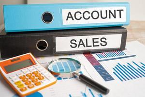 Rechnung und Verkauf. Binder Daten Finanzbericht Geschäft mit Grafikanalyse im Büro. foto