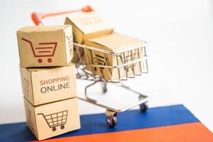 Box mit Online-Shopping-Warenkorb-Logo und Russland-Flagge, Import-Export-Shopping online oder Handel Finanzen Lieferservice Store Produktversand, Handel, Lieferantenkonzept. foto