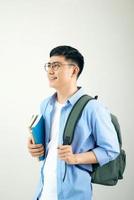 ein lächelnder Student mit seinem Rucksack, isoliert auf weißem Hintergrund foto
