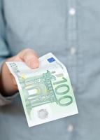 Hundert-Euro-Banknote in der Hand foto