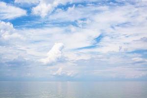 weiße wolken über dem ruhigen blauen wasser des asowschen meeres foto