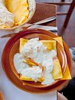 dünne Pfannkuchen mit Ricotta-Käse foto