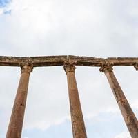 Spalten auf einer Cardo-Maximus-Straße in der Stadt Jerash foto