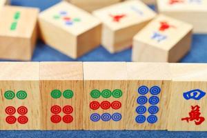 Holzfliesen Nahaufnahme im Mahjong-Spiel auf blauem Stoff foto