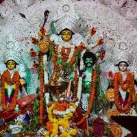 kolkata, indien, 29. september 2021 - göttin durga mit traditionellem blick in nahansicht bei einer süd-kolkata durga puja, durga puja idol, einem größten hindu-fest in indien foto