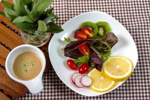 Salat und Dressing foto