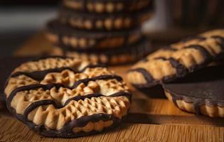 Schokoladenkekse auf Holztisch. Closeup Shortbread Cookies Schokolade zum Frühstück am Morgen. foto