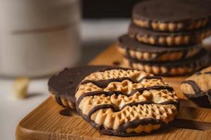 Schokoladenkekse auf Holztisch. Closeup Shortbread Cookies Schokolade zum Frühstück am Morgen. foto