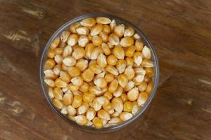 Mais-Popcorn in einer Schüssel foto