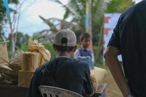 jugendliche sitzen entspannt, während sie preise für die gewinner des wettbewerbs zum gedenken an den indonesischen unabhängigkeitstag in blitar vorbereiten foto