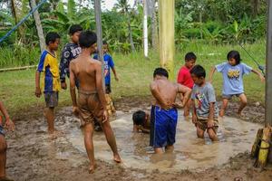 blitar, indonesien - 11. september 2022. einige kinder sind bereit, an einem bananenbaumkletterwettbewerb teilzunehmen, um an die indonesische unabhängigkeit in blitar zu erinnern foto