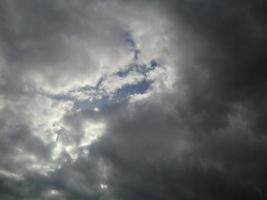 dichte Wolken am Himmel vor dem Regen foto