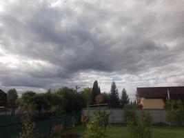 dichte Wolken am Himmel vor dem Regen foto