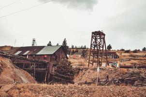 verlassene Mine und Turm foto