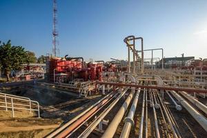 Industriegebiet, Stahlrohrleitungen, Ventile, Öltank, Kabel und Gehwege foto