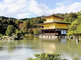 der schöne goldene schrein des kinkakuji-tempels, kyoto, japan foto