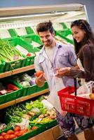 Paar in einem Supermarkt einkaufen foto