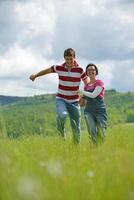 Porträt eines romantischen jungen Paares, das zusammen im Freien lächelt foto