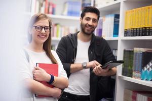 Schülergruppe in der Schulbibliothek foto