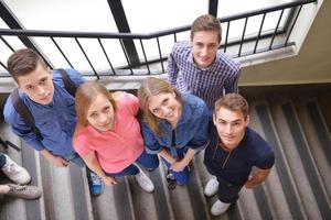 glückliche Teenagergruppe in der Schule foto