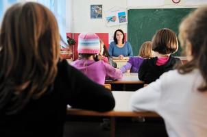 glücklicher lehrer im schulklassenzimmer foto