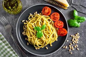 traditionelles italienisches Pasta-Pesto foto