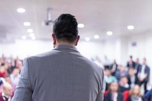 geschäftsmann, der präsentationen im konferenzraum gibt foto