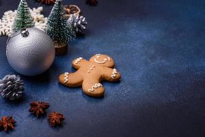 weihnachtskomposition mit lebkuchenplätzchen, weihnachtsspielzeug, tannenzapfen und gewürzen foto