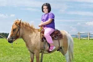 Kind reitet Pony foto