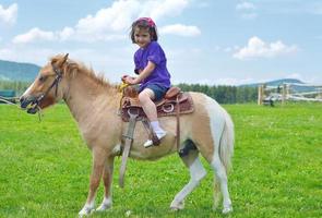Kind reitet Pony foto