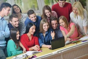 glückliche Teenagergruppe in der Schule foto