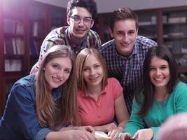 Jugendgruppe in der Schule foto